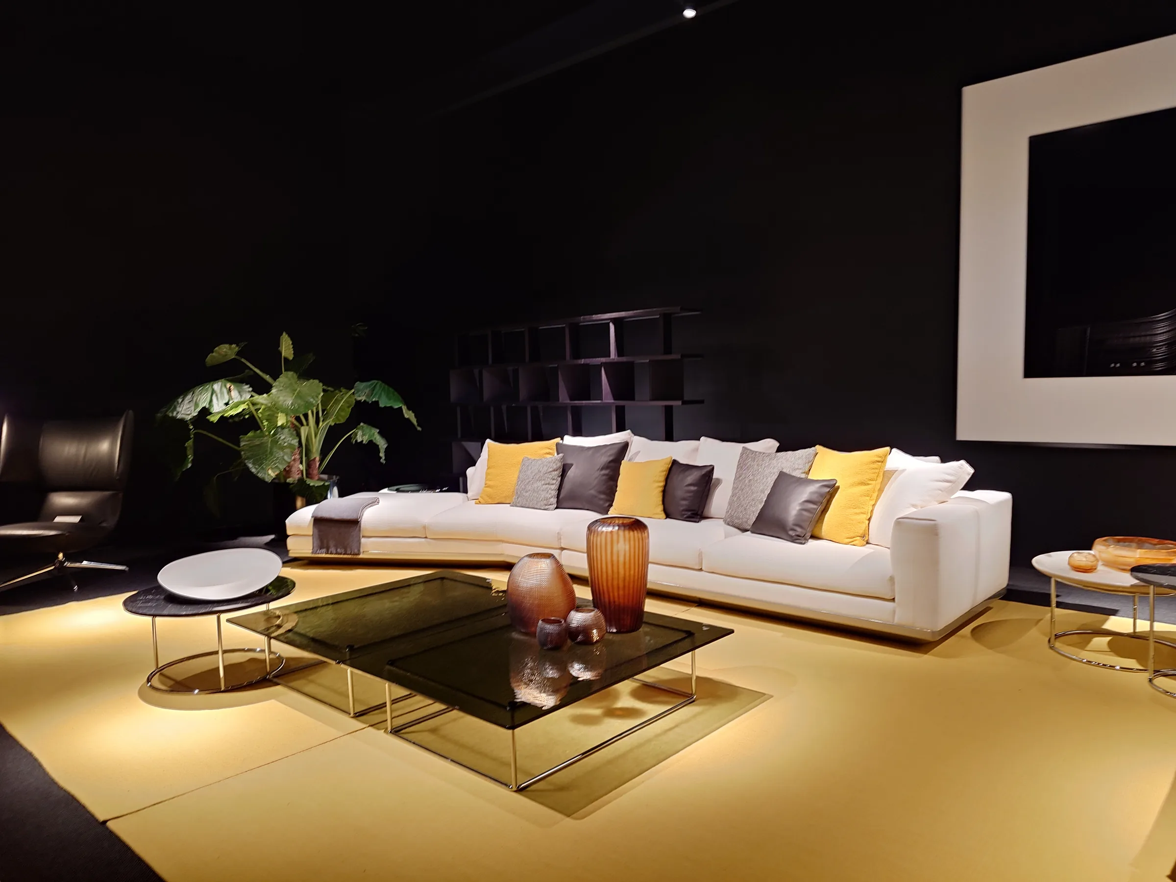 Einrichtungsbeispiel aus dem STEWARTS-Archiv: Sofa in warmem Licht am Abend