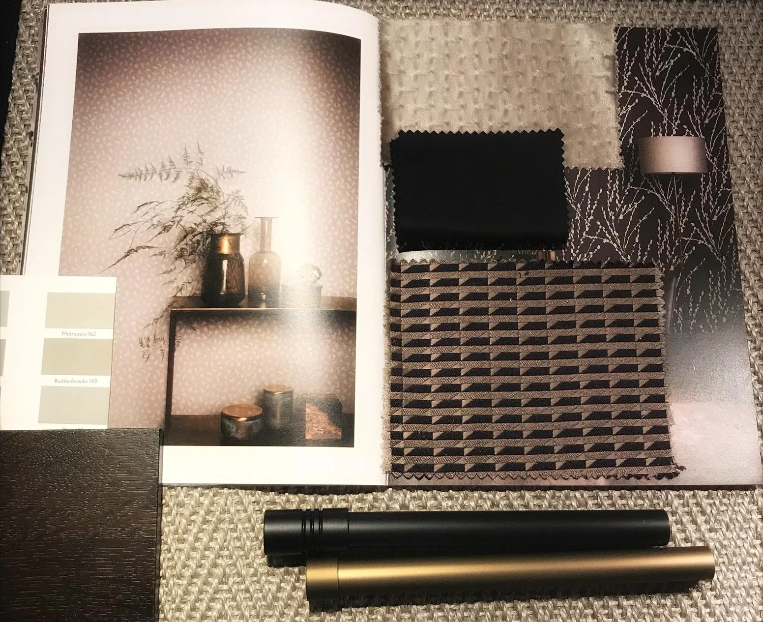 Moodboard in Bronze und Schwarz: Tapete, Stoffmuster, Farbkarten und Metallprofile