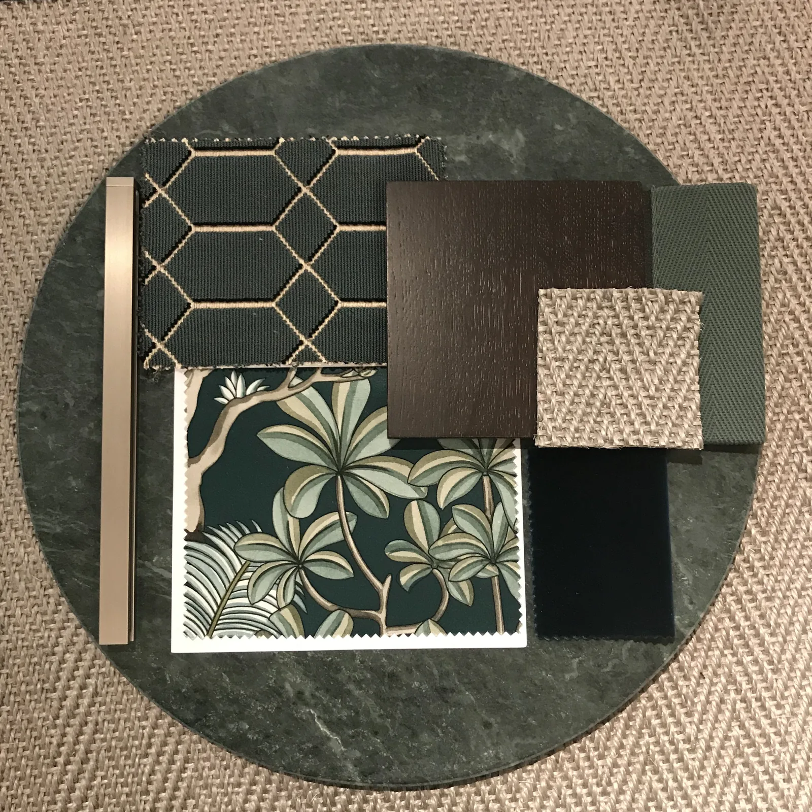 Moodboard in Senf und Grau: Samt, Sisal, dunkles Holz und Messing auf grünem Marmor