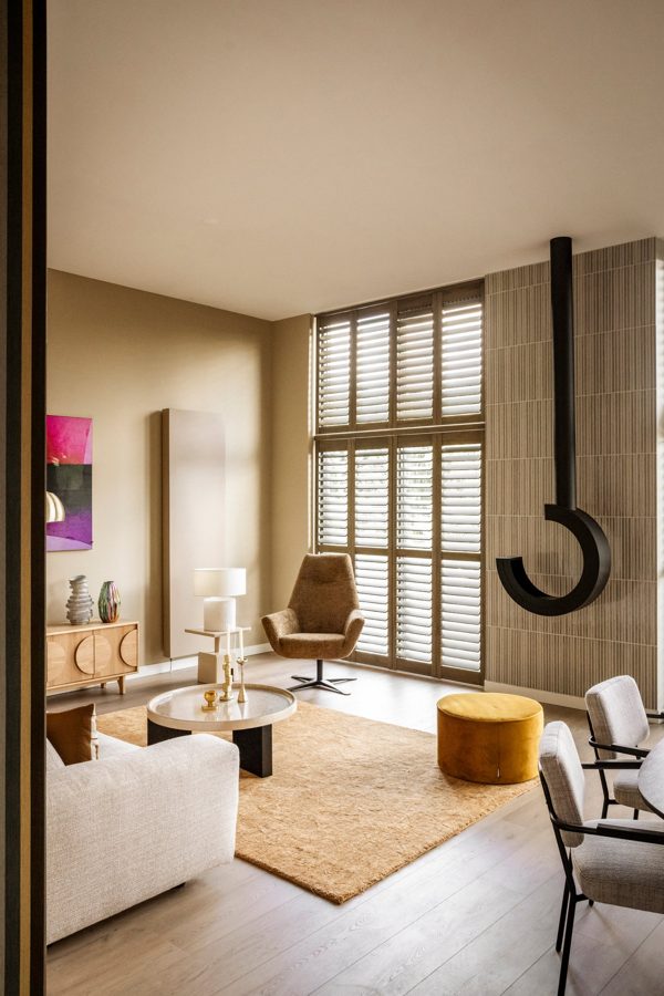 Graue Shutters in einem Wohnzimmer mit dunklem Regal