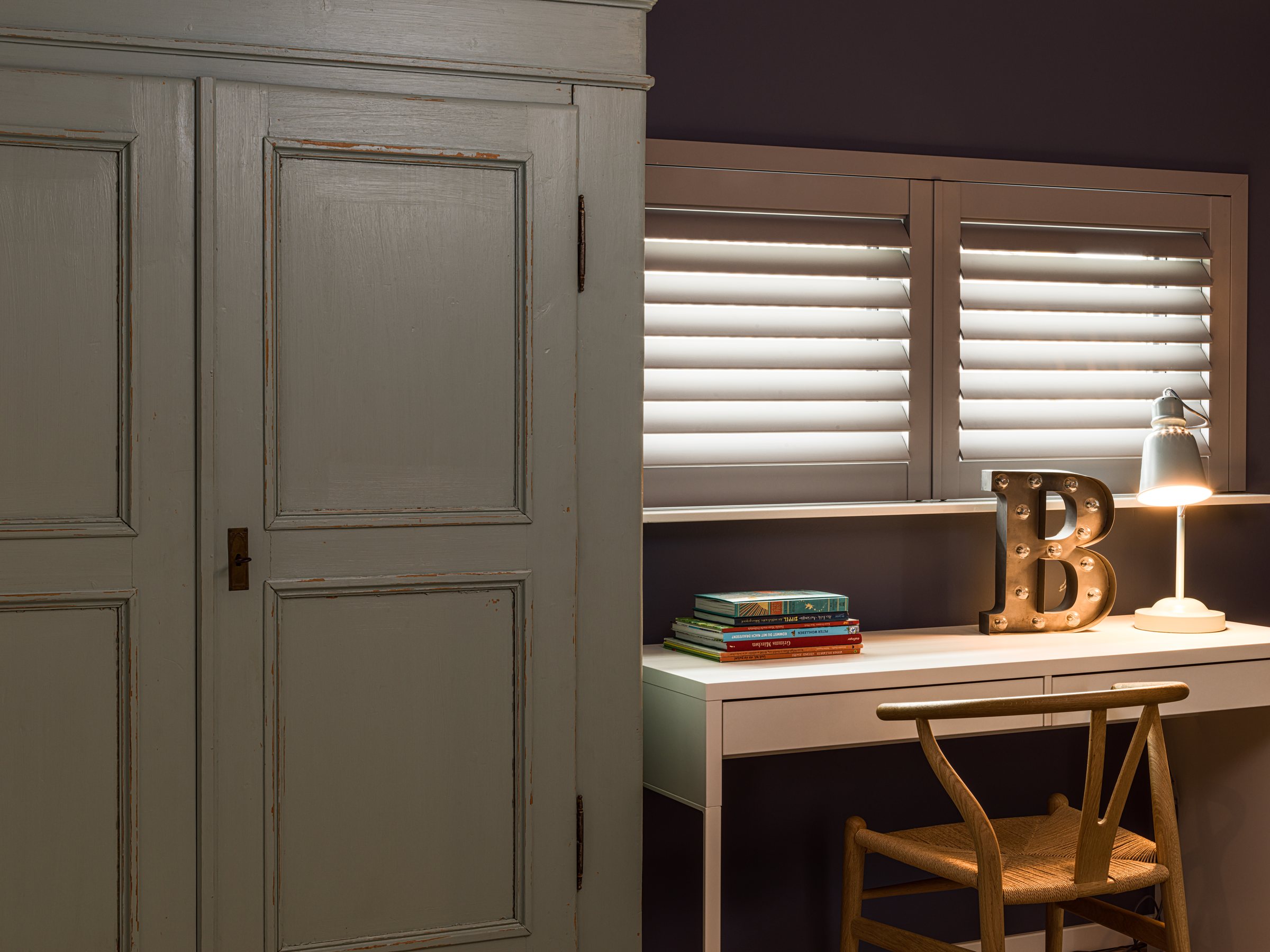 Arbeitszimmer mit Shutters und Schreibtisch