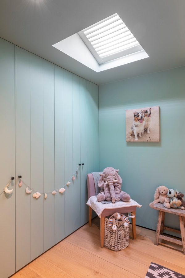 Dachfenster mit Shutters in einem hellblauen Kinderzimmer